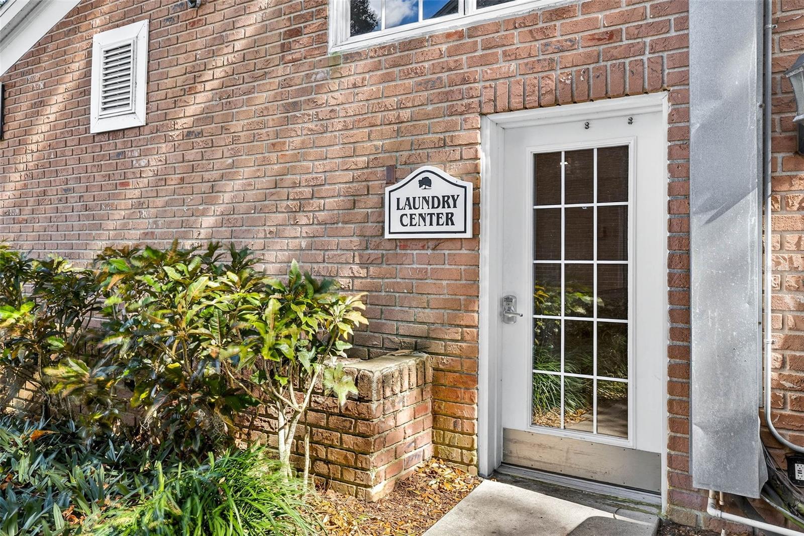 WHISPERING OAKS - Residential