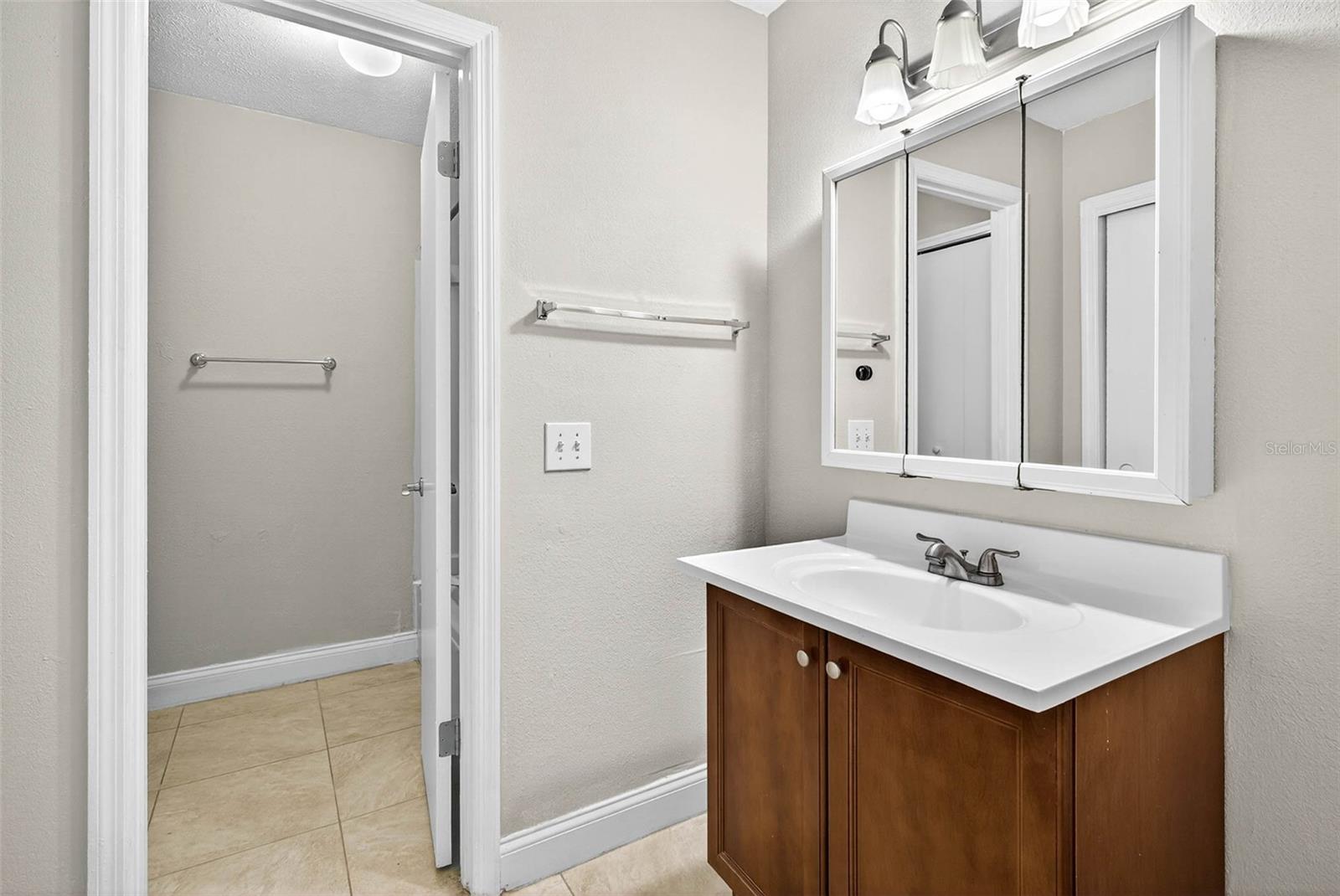 WHISPERING OAKS - Residential