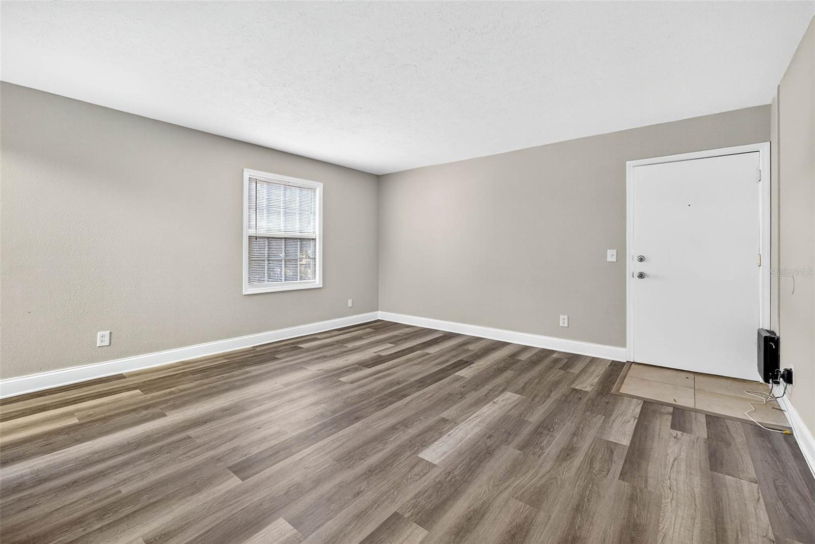 WHISPERING OAKS - Residential
