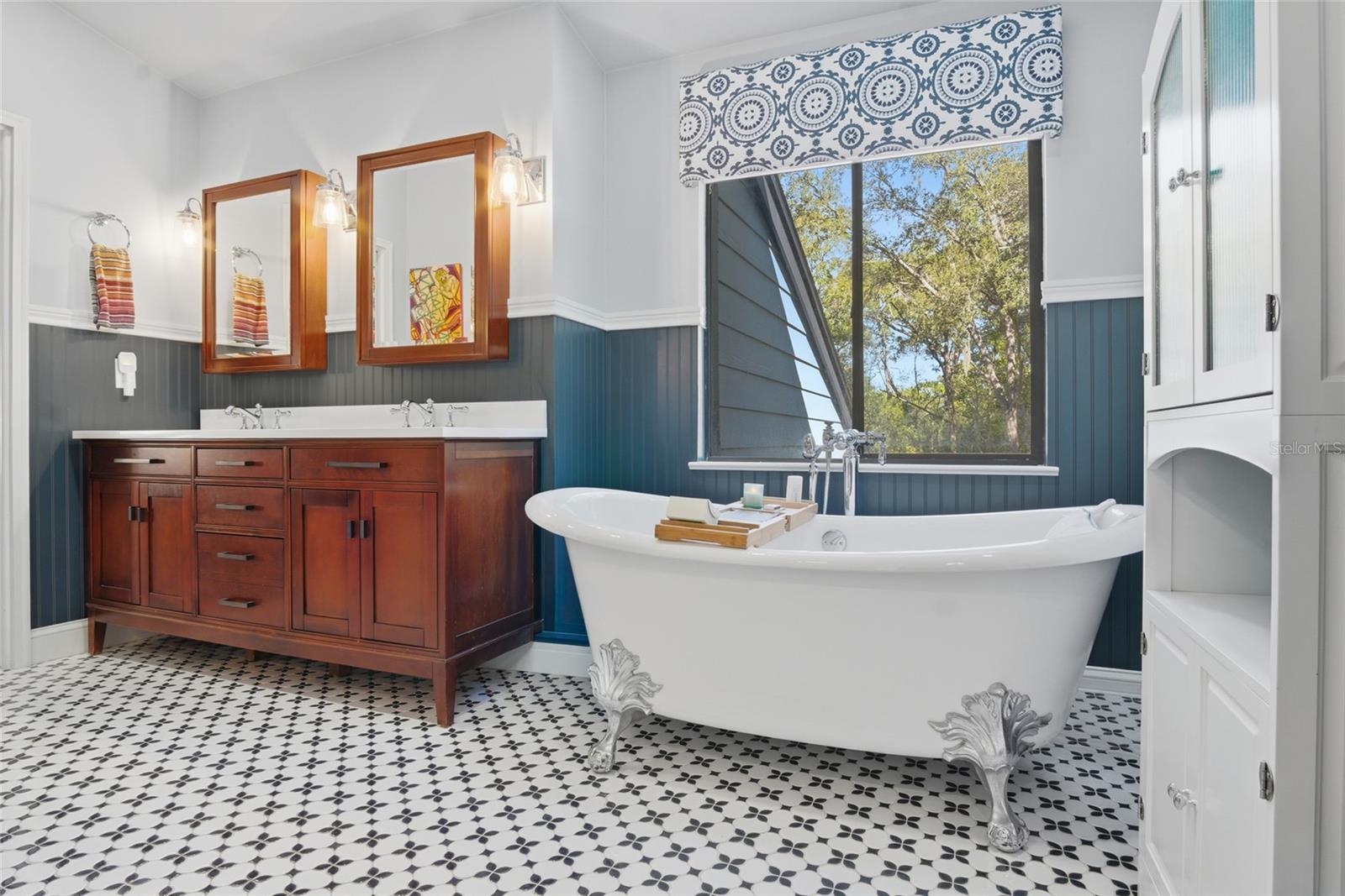 OAK HOLLOW - Residential