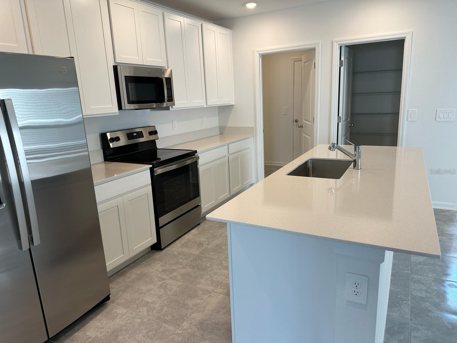 ASTONIA - Residential Lease