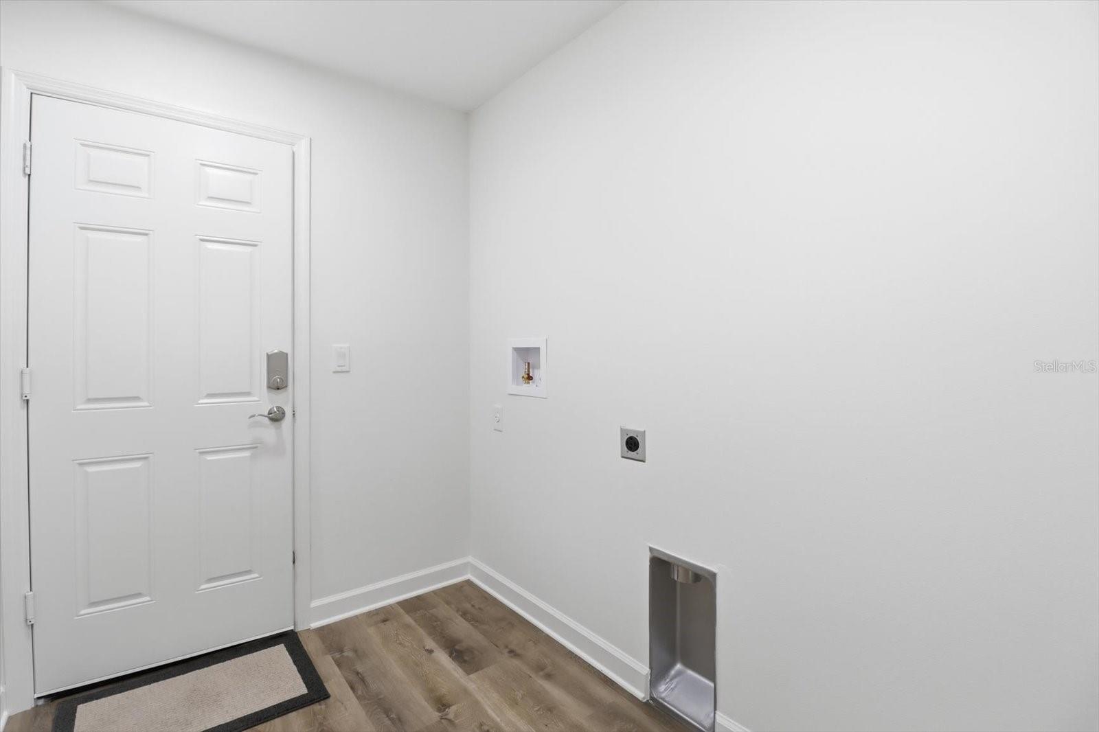 CRYSTAL MANOR UNIT 02 - Residential