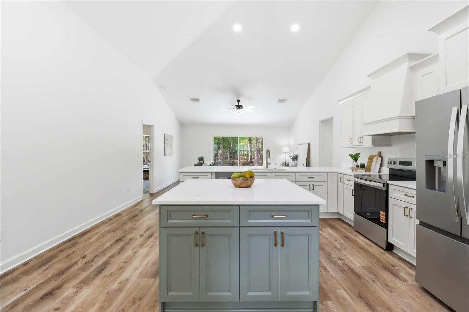 CRYSTAL MANOR UNIT 02 - Residential