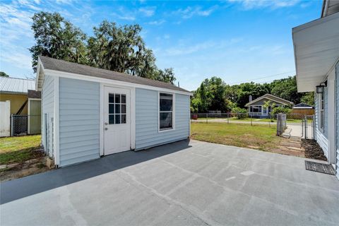 A home in PLANT CITY