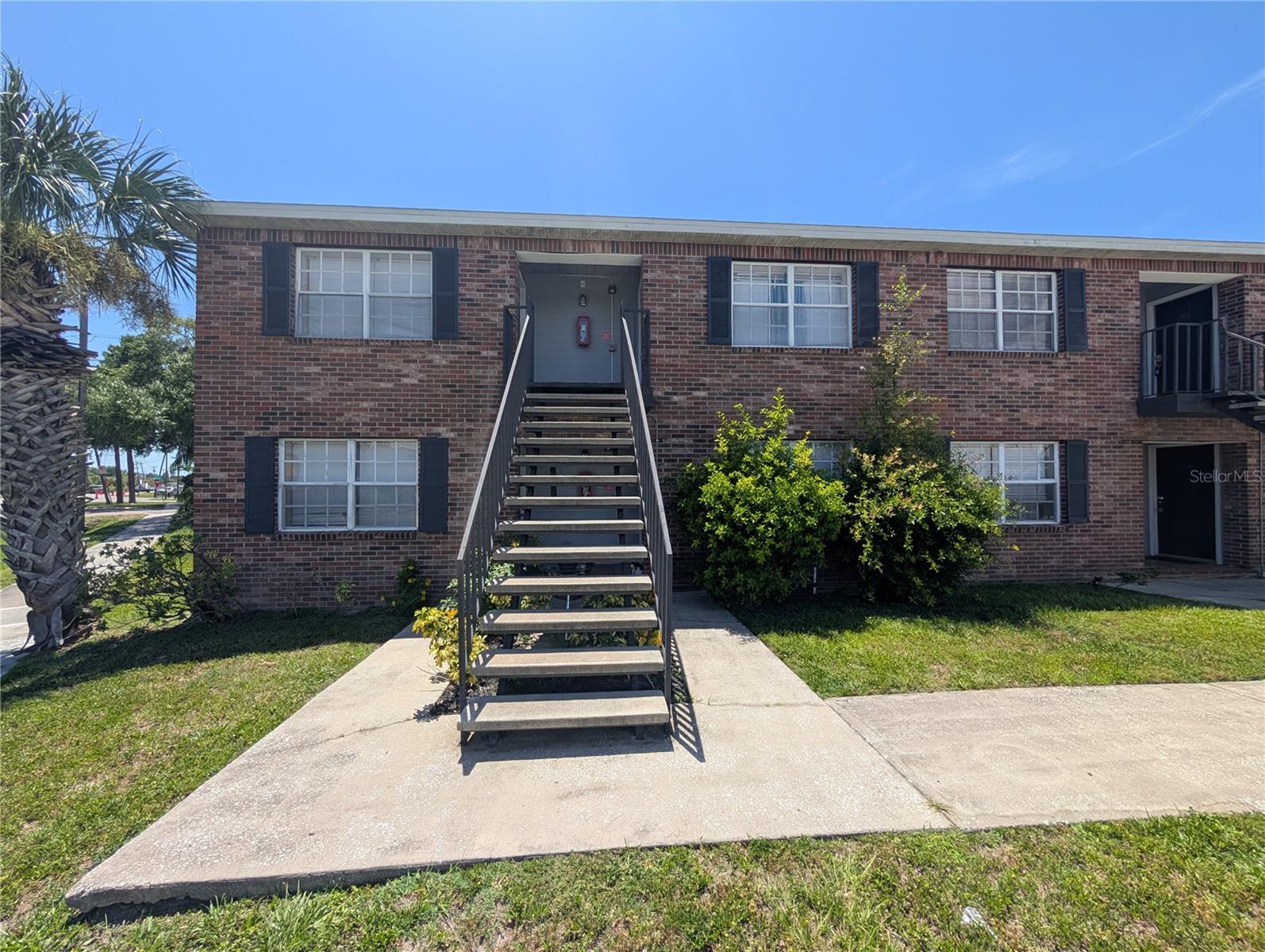 Live in the heart of South Tampa just minutes from MacDill Air Force Base! This charming 1 bed, 1 bath, pet-friendly apartment is a rare find. Located on the second floor, the unit features beautiful ceramic tile flooring, a cozy kitchen with dishwasher (no more hand-washing dishes!), and plenty of cabinet and counter space.
Enjoy a spacious bedroom with generous closet storage, all in a simple and affordable setting perfect for enjoying the Tampa Bay lifestyle.
Conveniently located near the Selmon Expressway, Downtown Tampa, International Plaza, Tampa International Airport, and Raymond James Stadium.
- Water/sewer utility fee of $40/month is collected with rent.
- We show properties 7 days a week, contact us today to schedule your private tour!