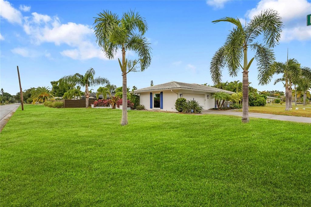 Photo of 3119 Pinecrest Street, Sarasota, FL 34239 (MLS # A4671289)