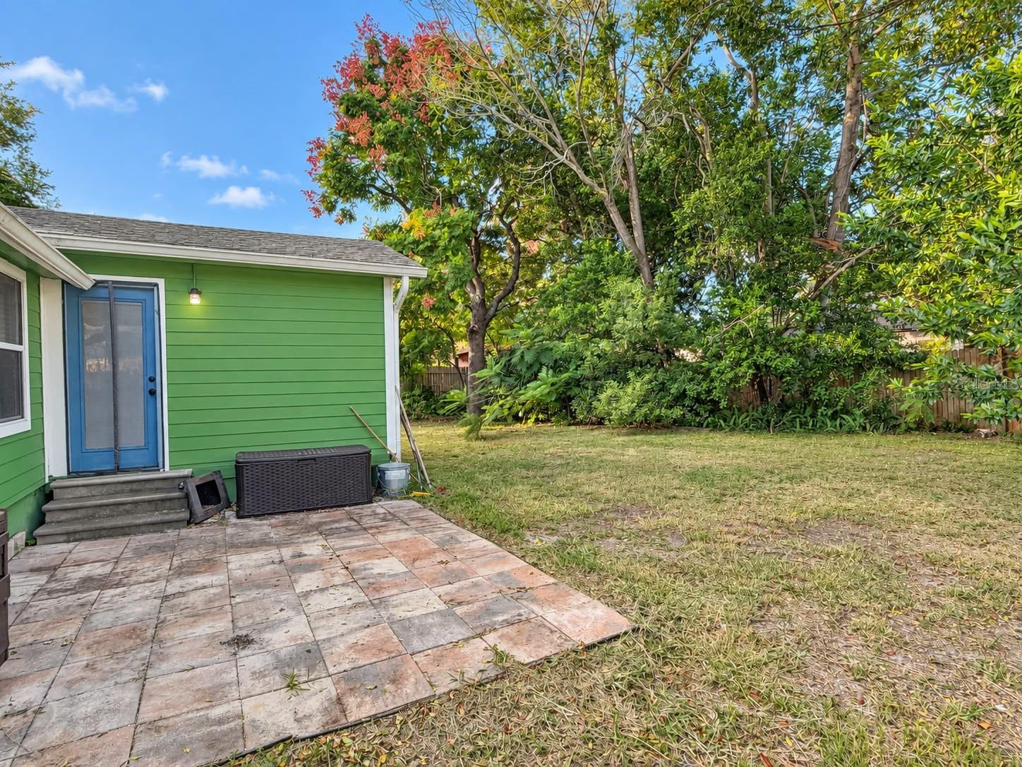 1637 CRESTWOOD DRIVE