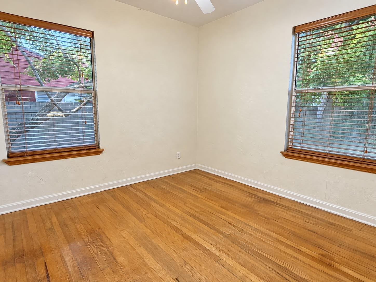 1637 CRESTWOOD DRIVE