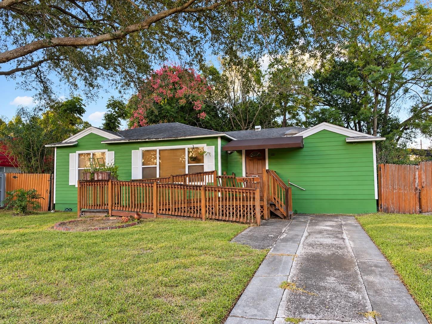 1637 CRESTWOOD DRIVE