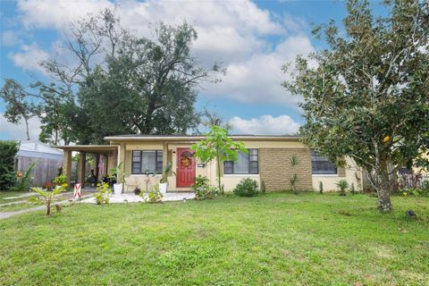 Photo of 410 E Crystal Lake Street, Orlando, FL 32806 (MLS # O6372531)