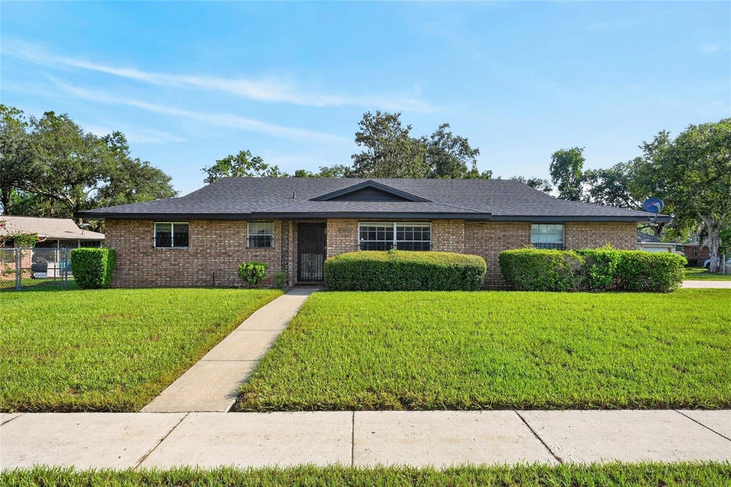 Photo of 3635 Sail Fish Avenue, Fruitland Park, FL 34731 (MLS # G5115811)