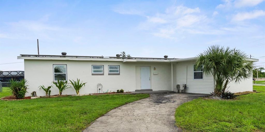 Photo of 21530 Glendale Avenue, Port Charlotte, FL 33952 (MLS # C7514143)