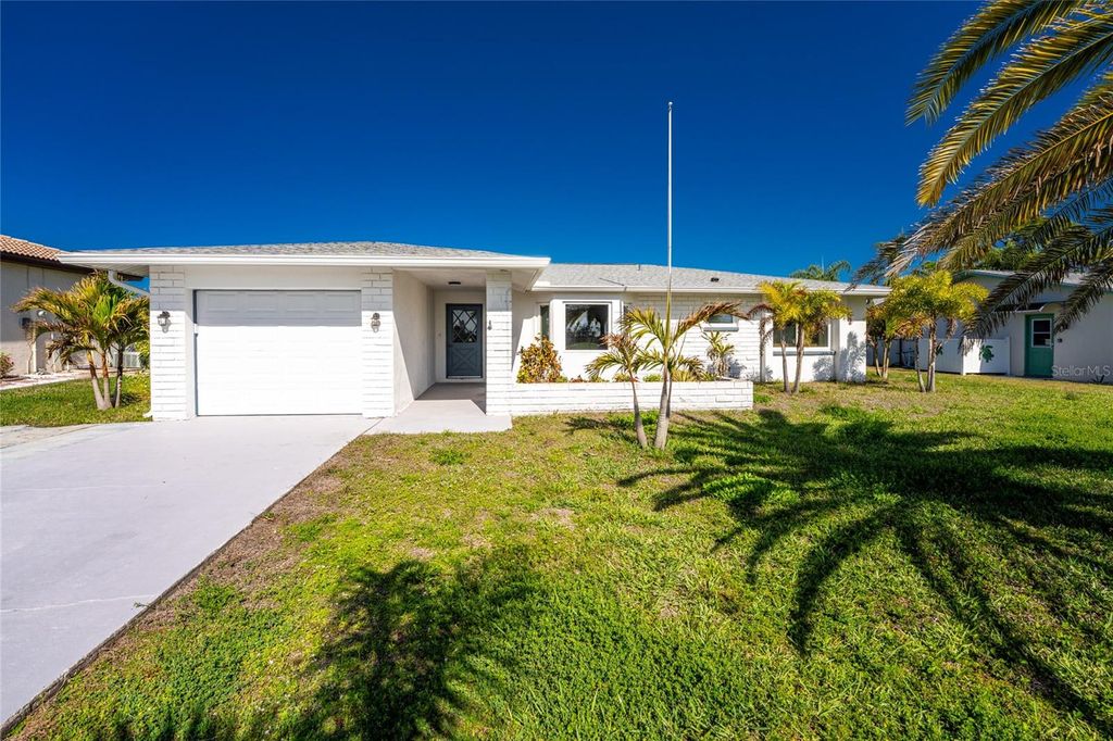 Photo of 72 Oakland Hills Court, Rotonda West, FL 33947 (MLS # D6146504)