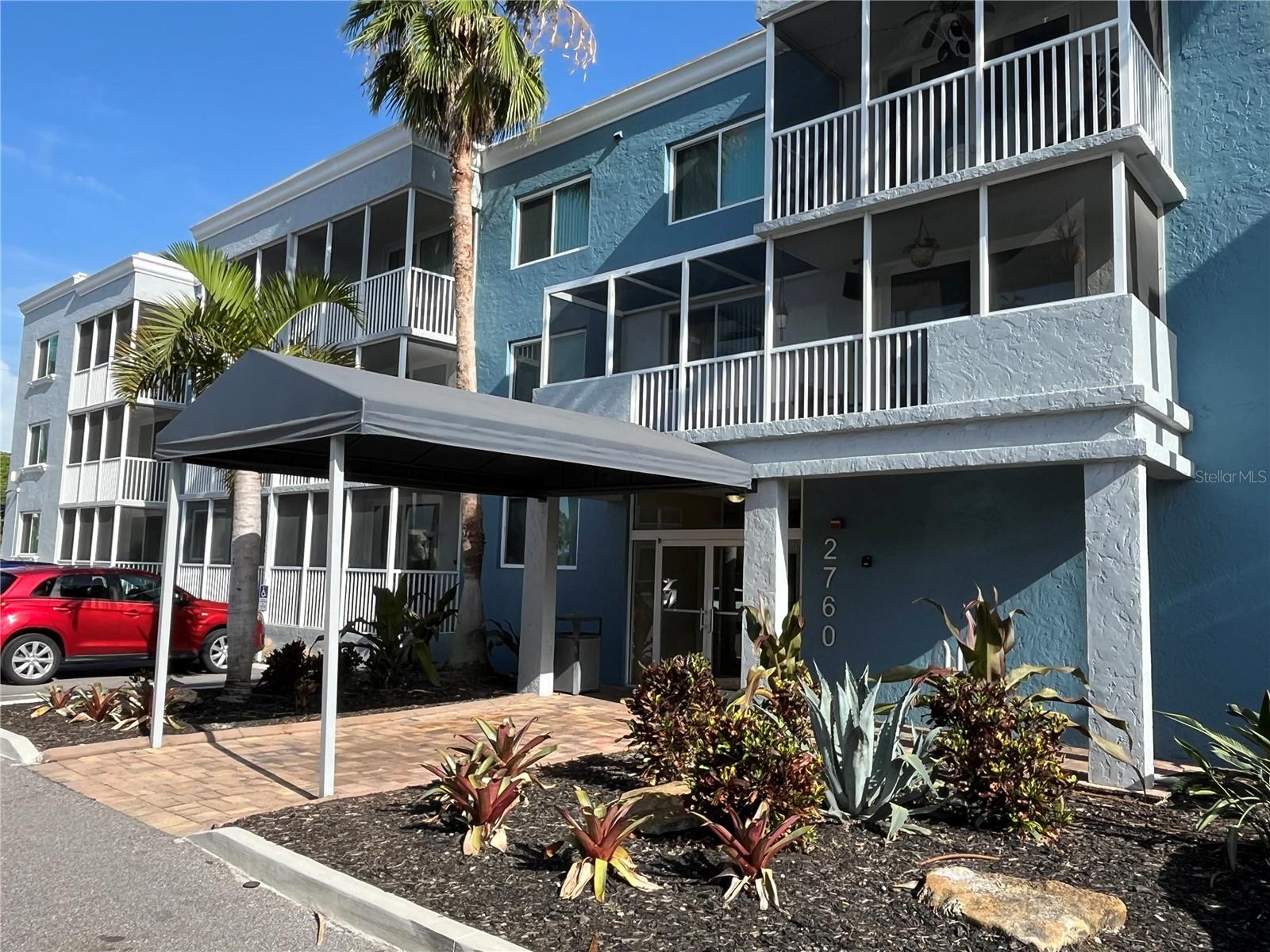 Clean and modern 1/1 condo near downtown Sarasota, close to beaches and all services. Open kitchen unit with hard floors throughout. Complex is gated and features free Wi-Fi and free EV charging for residents. Resort-style amenities include a huge pool, well-equipped gym, playground, picnic area, elevators, tennis courts, dog park, sauna, theater, business center, function, conference, and game rooms.All units have new energy-efficient and noise isolating windows and sliding doors.Call for move-in specials!