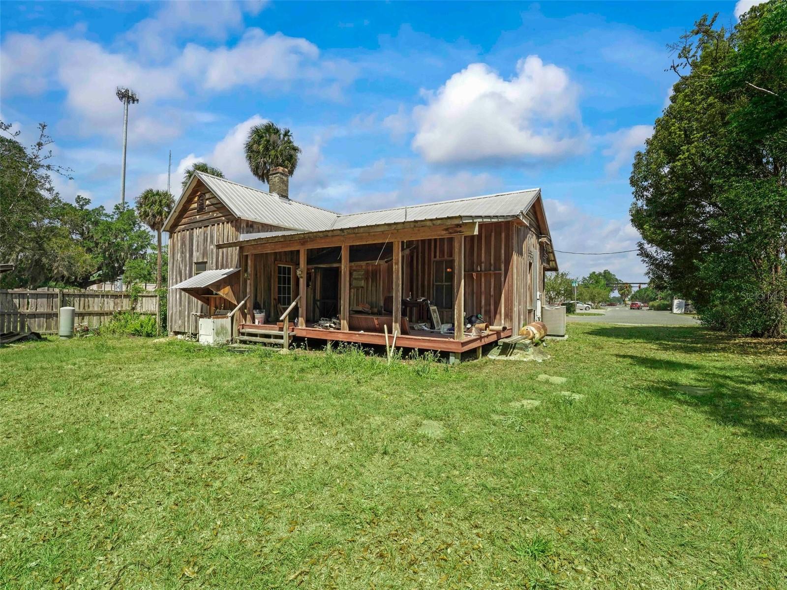 Main image without alt text