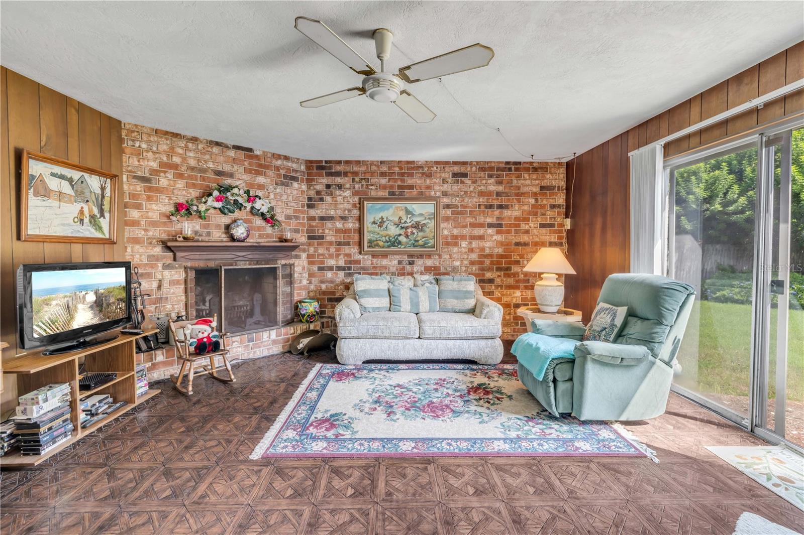 1160 PINEVIEW DRIVE