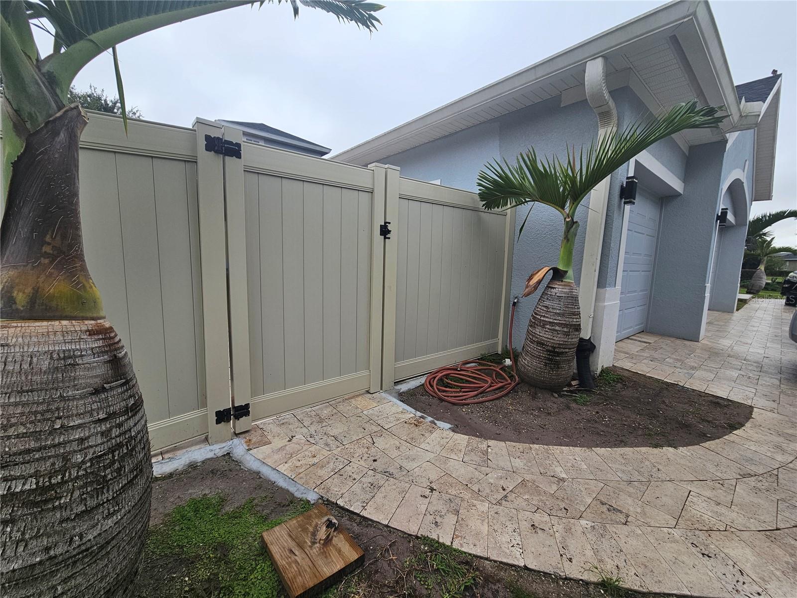 LUXURIOUS studio, excellent location in an exclusive area of Orlando, good schools, restaurants, just a few miles from the parks and airport. Ready to move in.