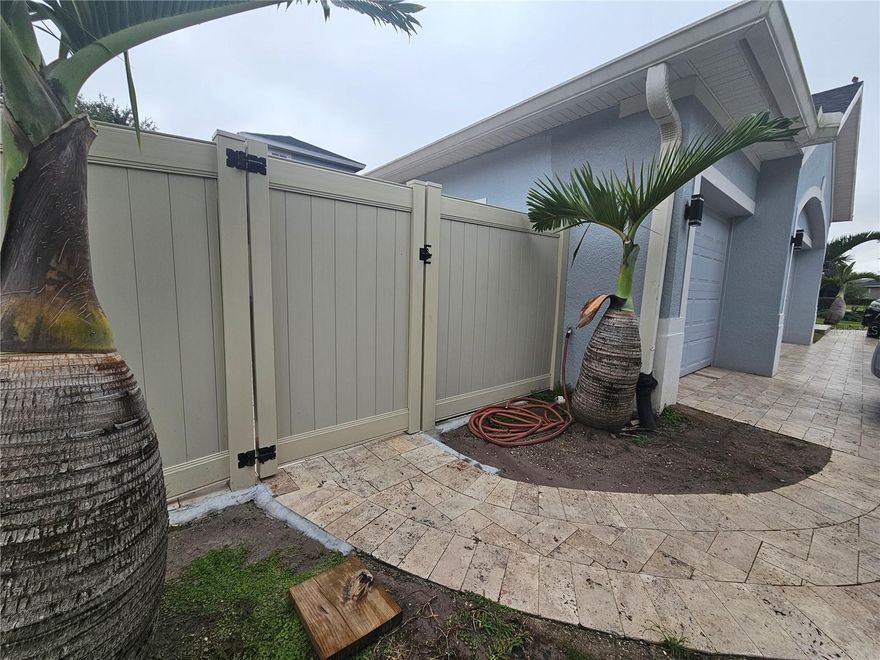 LUXURIOUS studio, excellent location in an exclusive area of Orlando, good schools, restaurants, just a few miles from the parks and airport. Ready to move in.