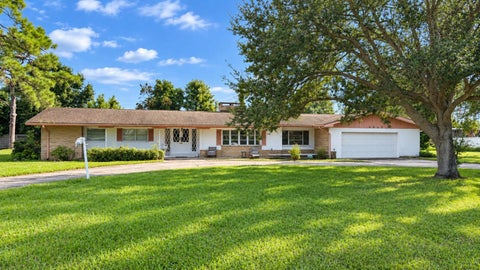 Photo of 4417 17th Avenue W, Bradenton, FL 34209 (MLS # A4705687)
