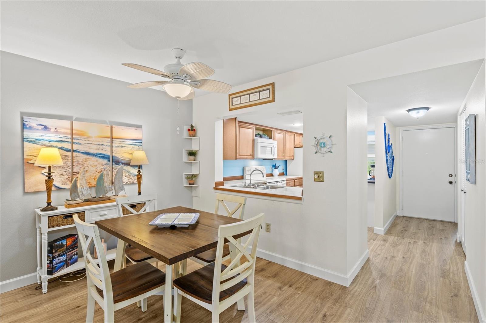 404 PINEBROOK CRESCENT 4