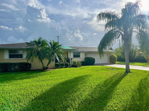 A home in ELLENTON