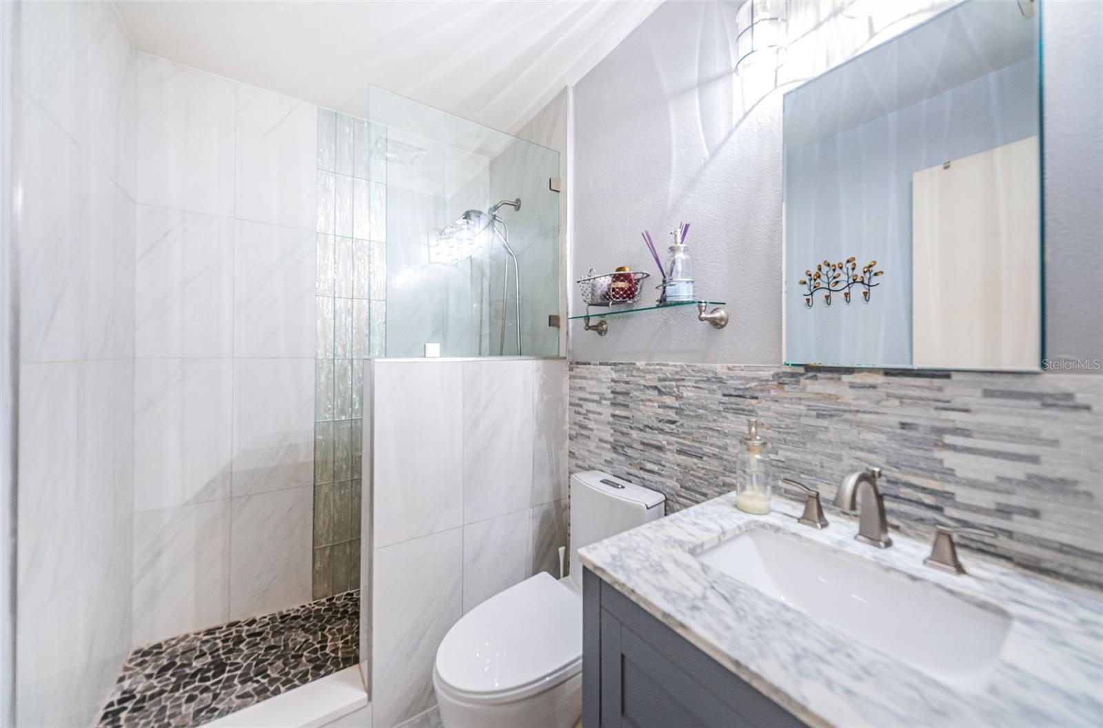 PARADISE SHORES - Residential