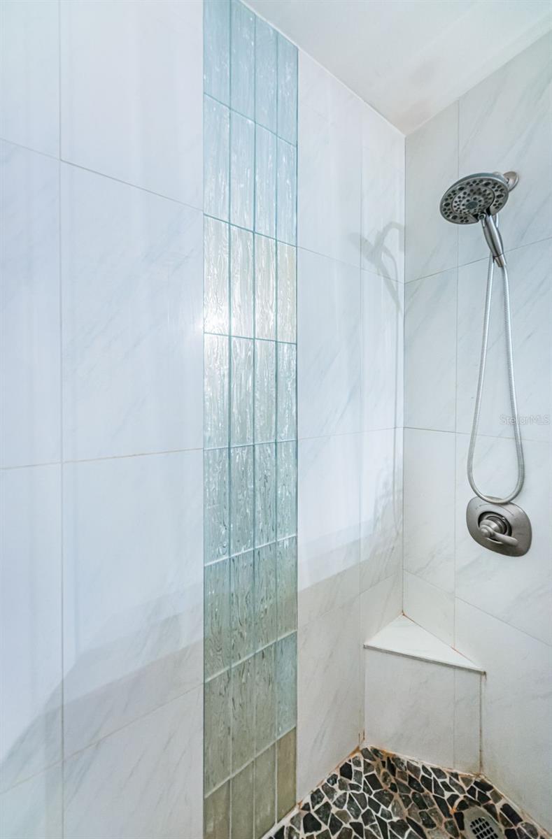 PARADISE SHORES - Residential