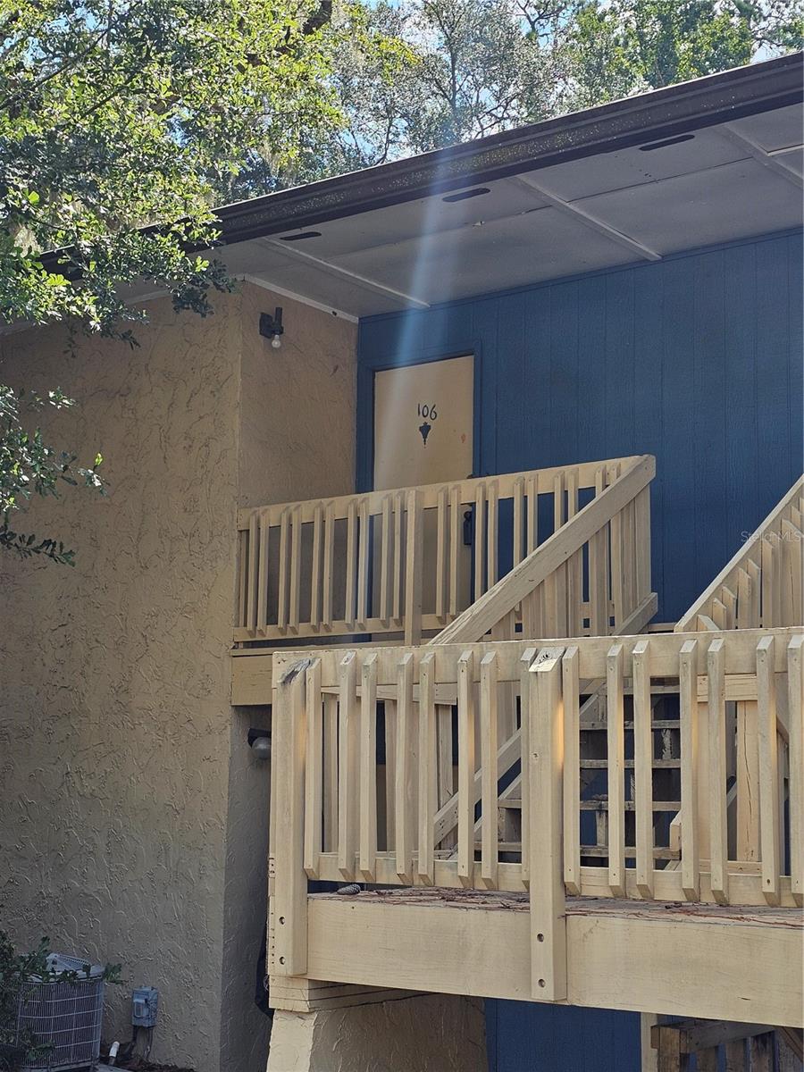 Enjoy the peace and quiet of an upstairs corner unit! Just the right size with 2 bedrooms and an open kitchen with breakfast bar, this unit is close to UF, Vet school, VA, shopping, really anything you might want! Enjoy the fresh air from the balcony off the owner's bedroom. Have your morning coffee to the sounds of birds chirping. There's a great clubhouse w/ pool tables, and lots of entertainment in the nice cool AC, or take a dip in the huge pool just waiting to cool you off.