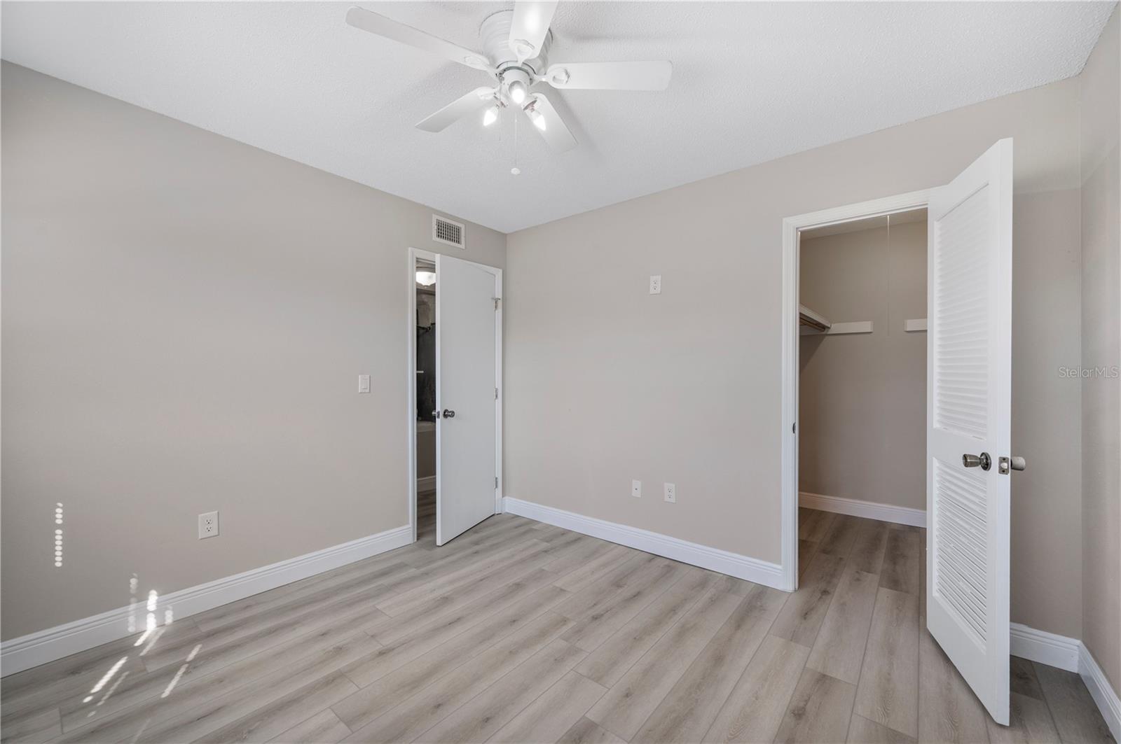 LAKE BENTLEY SHORES CONDO PH 01 - Residential