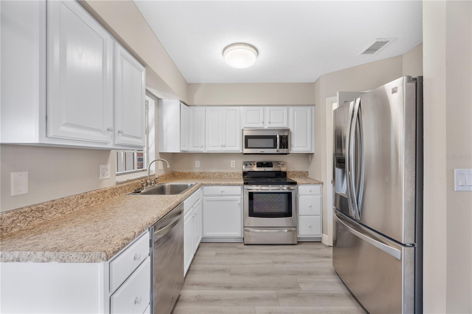 LAKE BENTLEY SHORES CONDO PH 01 - Residential