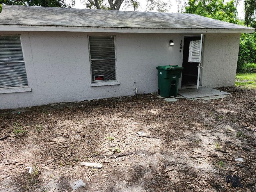 Beautiful 3 bedroom 2 bath 1/2 of a duplex in Bradenton. The unit has a large living room, separate dinning area, open kitchen and 3 large bedrooms. The property is in close proximity to major highways, shopping and restaurants.