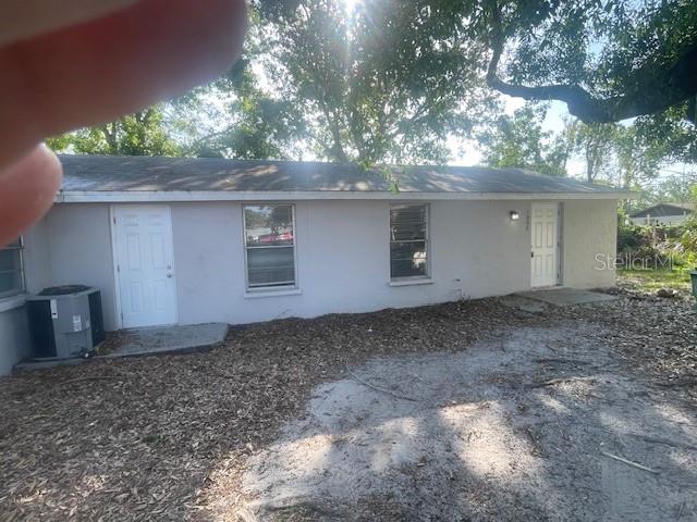 Beautiful 3 bedroom 2 bath 1/2 of a duplex in Bradenton. The unit has a large living room, separate dinning area, open kitchen and 3 large bedrooms. The property is in close proximity to major highways, shopping and restaurants.