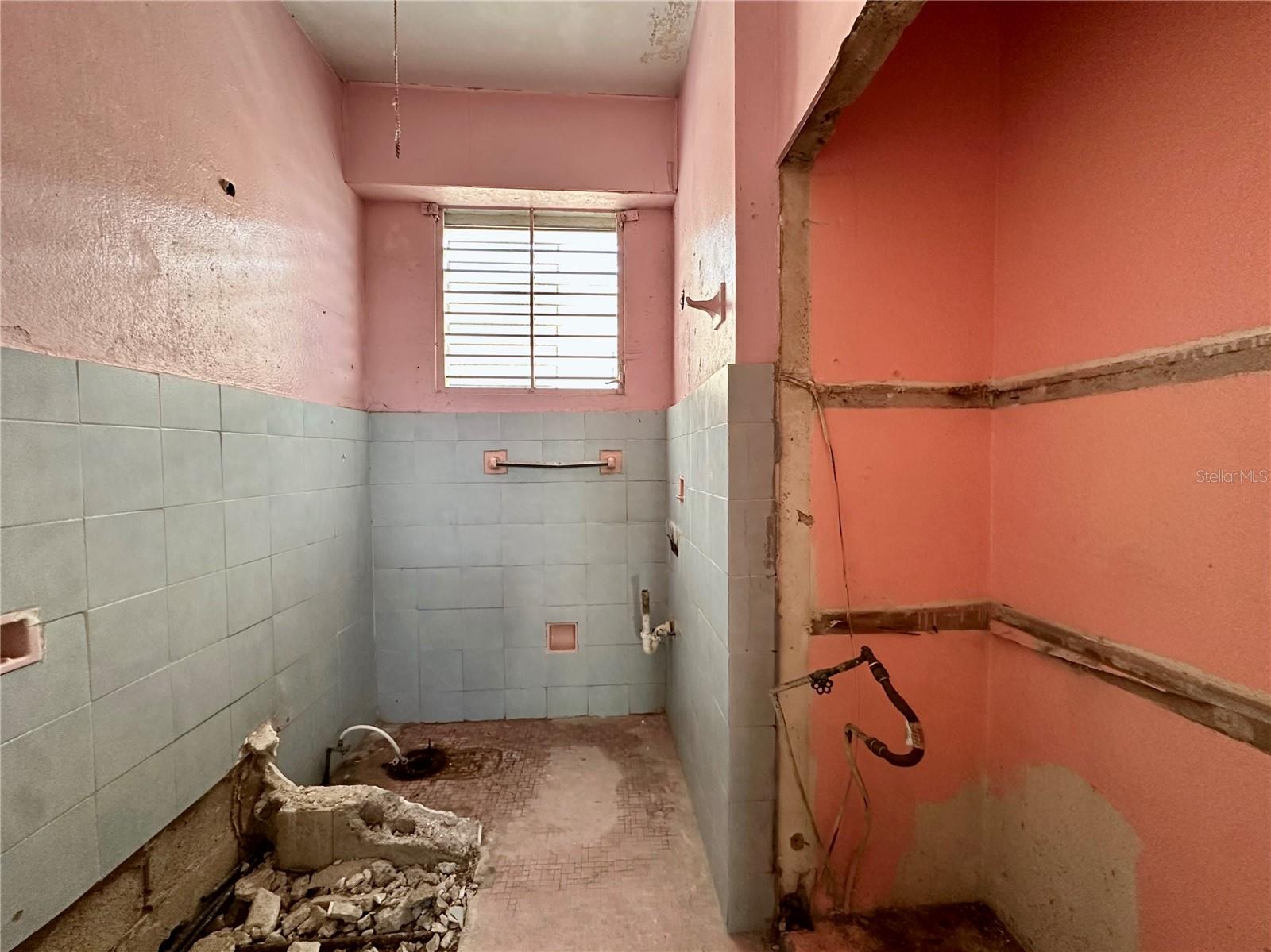 608 MONSERRATE - Commercial Sale