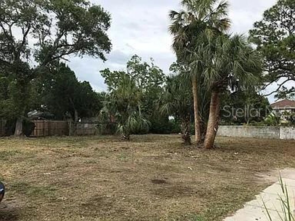 Photo of 627 35th Avenue S, St Petersburg, FL 33705 (MLS # TB8464577)