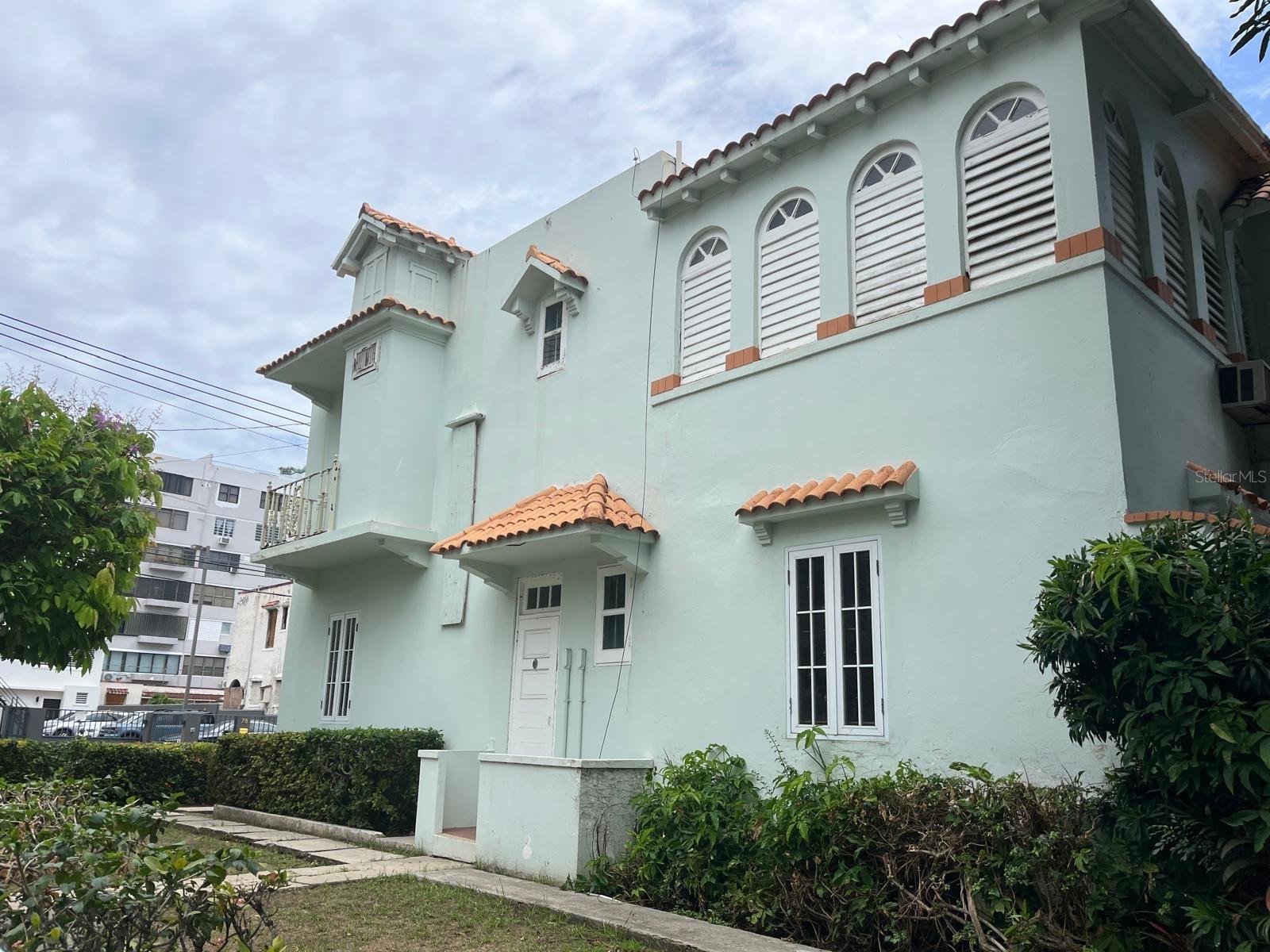 Situated on a highly desirable corner lot, this unique property is more than just well-located — it’s a 1950s architectural relic, featured in a renowned book on Puerto Rican architecture. With timeless design elements and historical charm, it offers a rare opportunity to own a piece of Condado’s legacy. Whether you're looking to renovate, build, or invest, this parcel holds endless potential. Opportunities like this are exceptionally rare, especially in today’s limited inventory market. Take advantage of its strategic positioning and flexible zoning to bring your vision to life.
Located just a 2-minute drive (or a 5-minute walk) from Saint John’s School, Robinson School, and Ashford Hospital, this property is perfectly situated for convenience and community.
