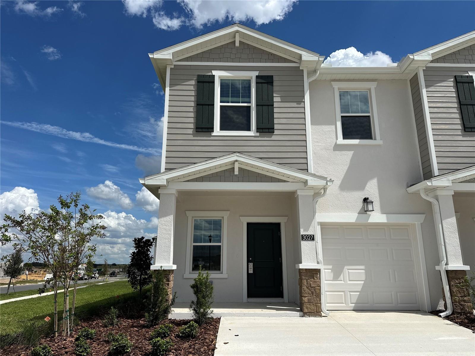 End-Unit Townhouse | Clermont – Olympus Area
3 Bedrooms | 2.5 Bathrooms
Open-concept floor plan with spacious living & dining
Modern kitchen with stainless steel appliances included (refrigerator, range, microwave, dishwasher)
Washer & dryer included in the unit
Master suite with walk-in closet & dual vanity bath
Two additional bedrooms + full bath upstairs
Convenient half-bath on the first floor
Private backyard with patio space
End-unit for extra privacy & larger lot
Prime location near the upcoming Olympus development
Walking distance to future clubhouse & amenities (2026)
? All appliances included in rent – move-in ready!