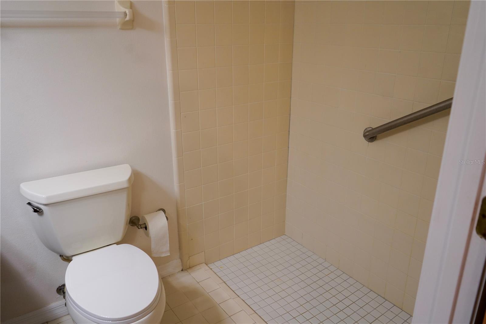 BREEZEWOOD VILLAGE CONDO PH 01-04 - Residential