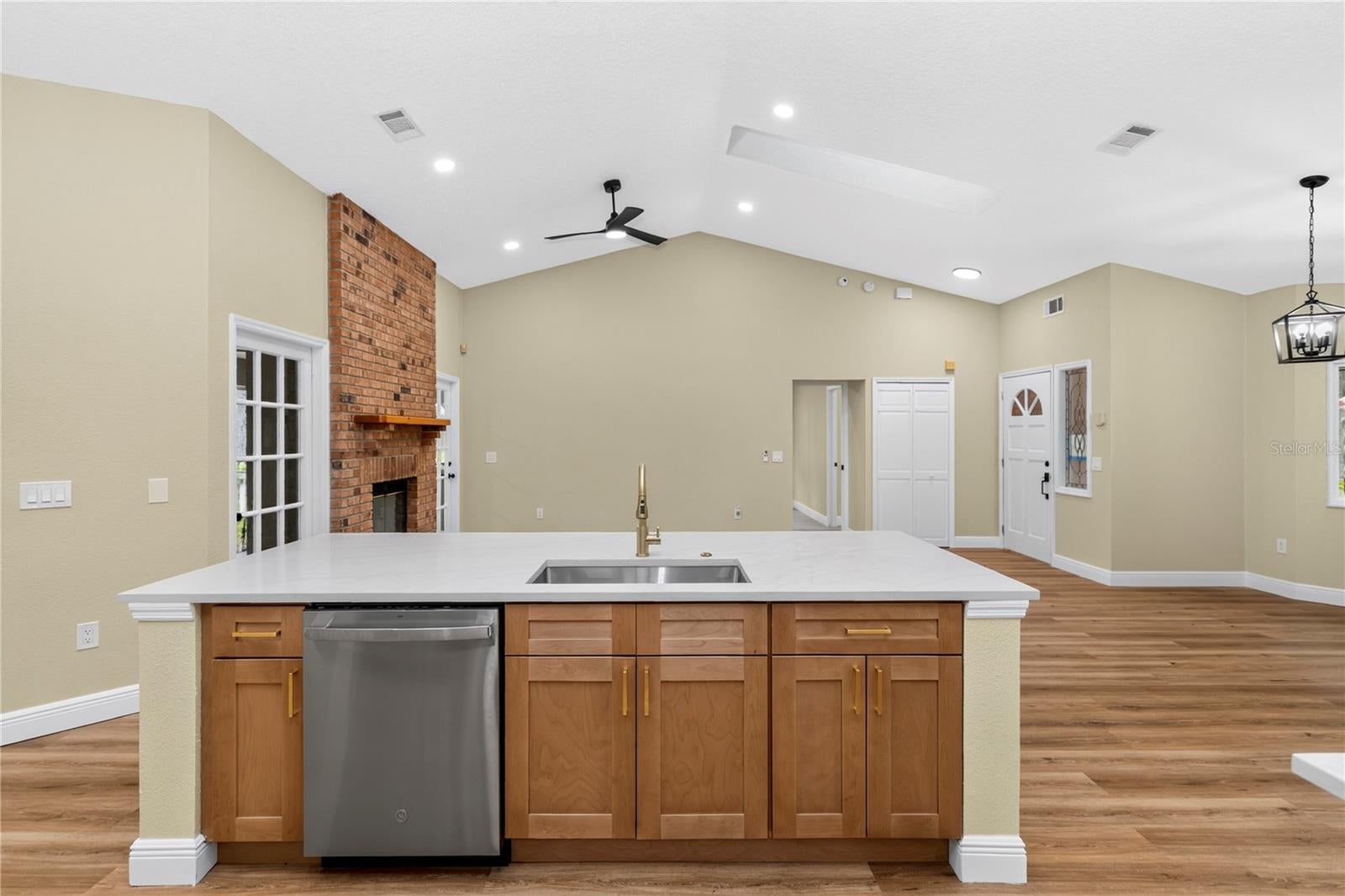 329 SUN OAKS COURT
