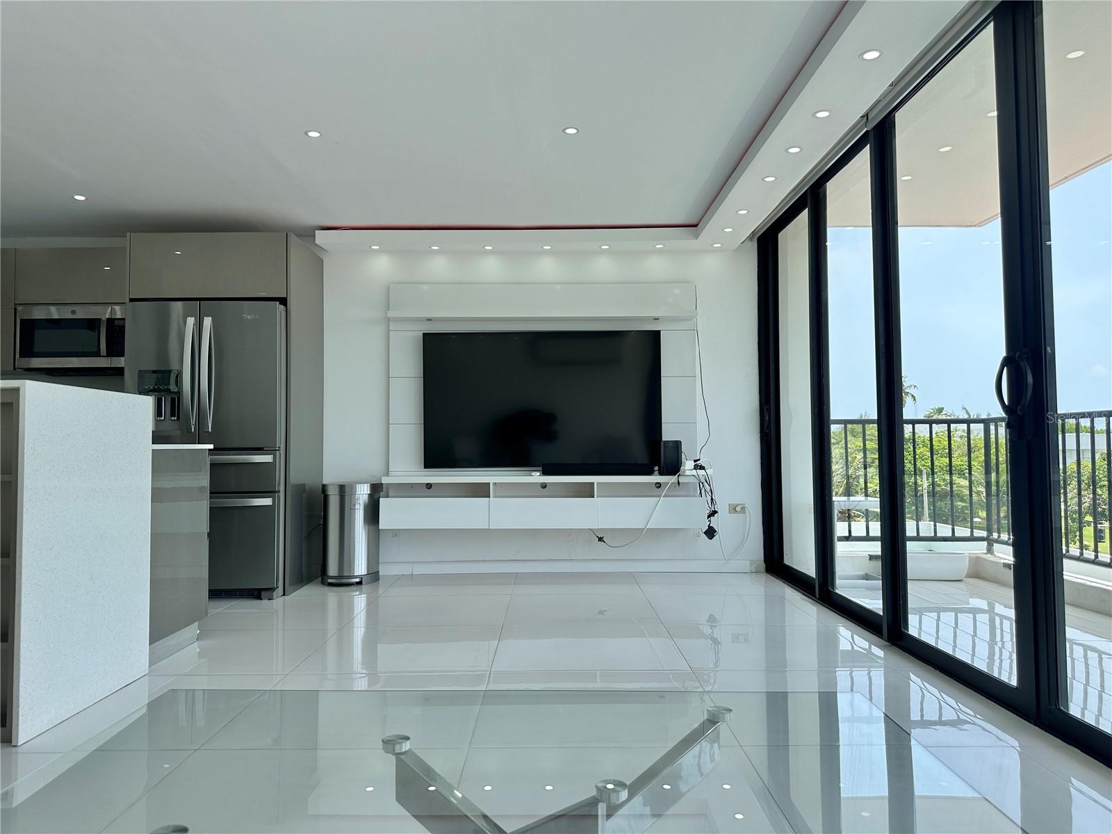 Fully remodeled and furnished 3-bedroom apartment in Torre de la Reina, just steps from Escambrón Beach and Luis Muñiz Rivera Park. Start your mornings with coffee on your private balcony and enjoy the convenience of a full generator and assigned covered parking. The building offers a pool and prime access to the scenic walking and biking trail linking Old San Juan and Condado. Discover the area’s vibrant new restaurants and coastal charm—all at your doorstep.