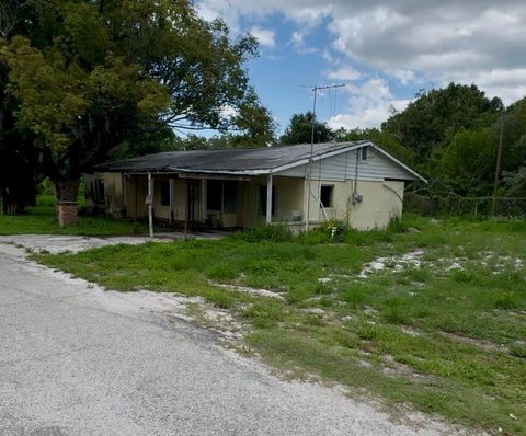 3 beds bed, 1 baths bath property at 131 E Bay Boulevard S, Lake Wales, FL 33859