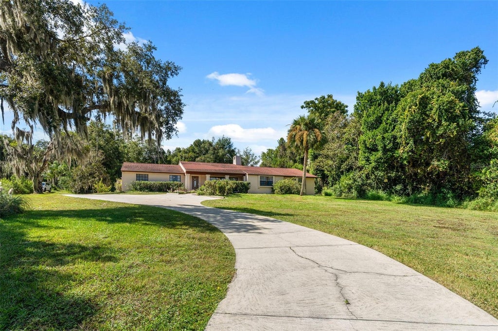 Photo of 8943 Silver Lake Drive, Leesburg, FL 34788 (MLS # TB8553526)