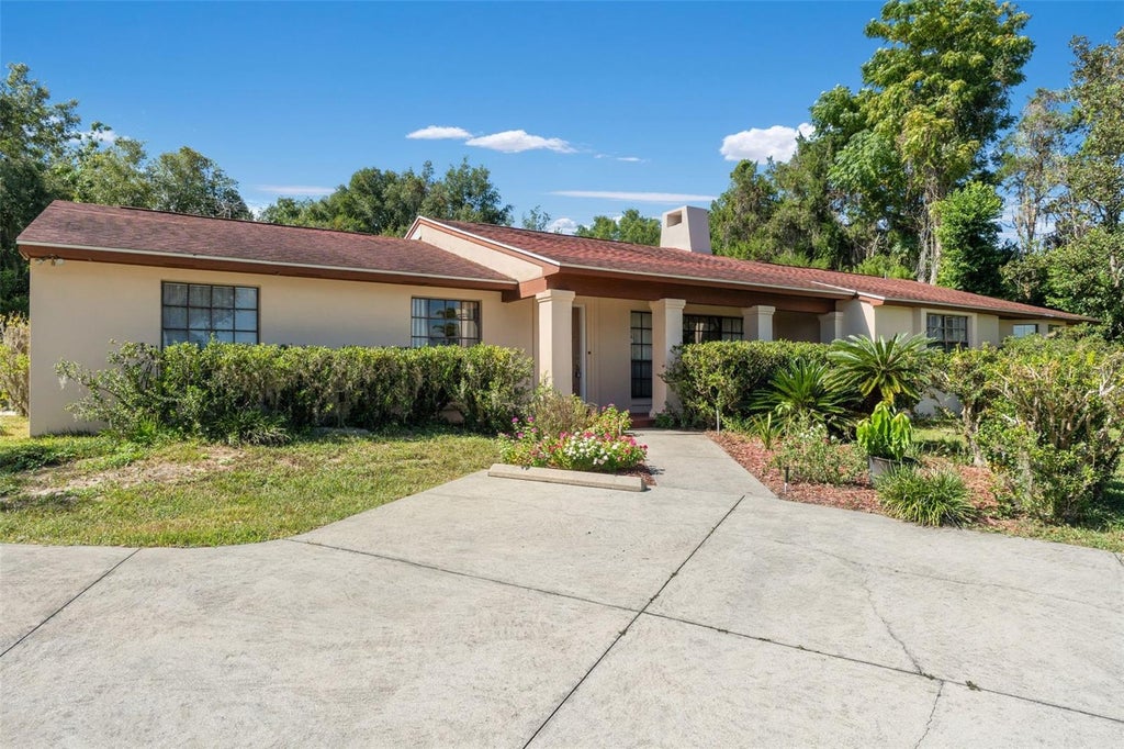 Photo of 8943 Silver Lake Drive, Leesburg, FL 34788 (MLS # TB8553526)