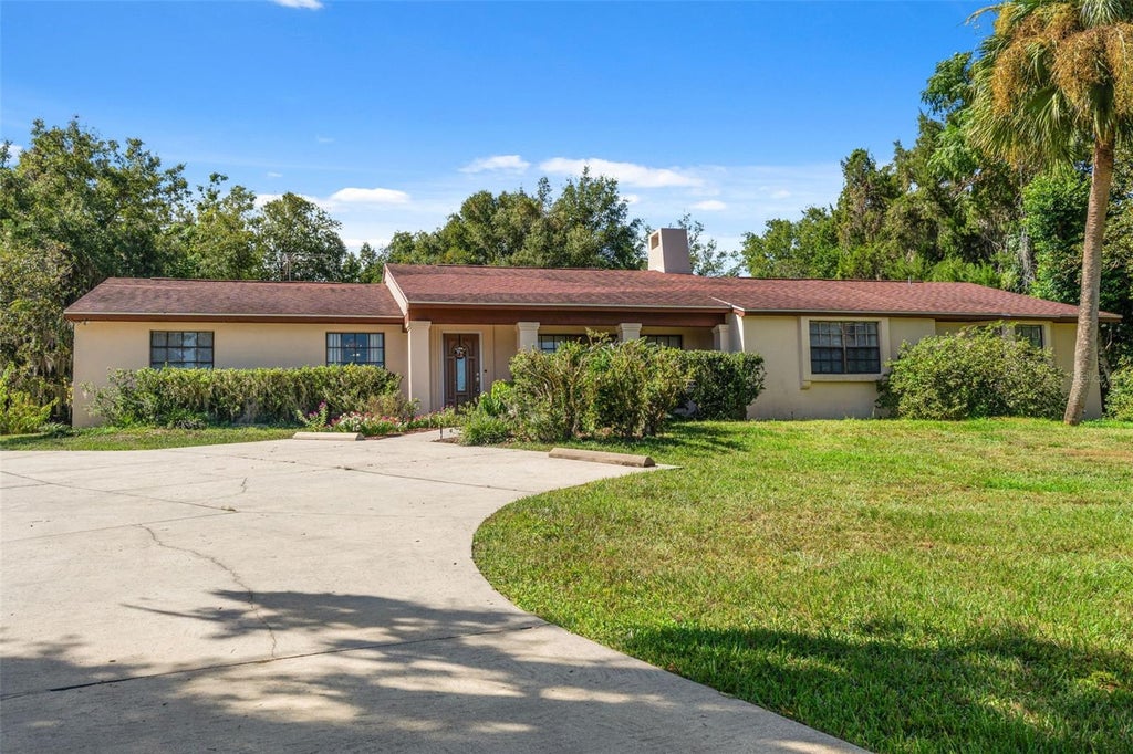Photo of 8943 Silver Lake Drive, Leesburg, FL 34788 (MLS # TB8553526)