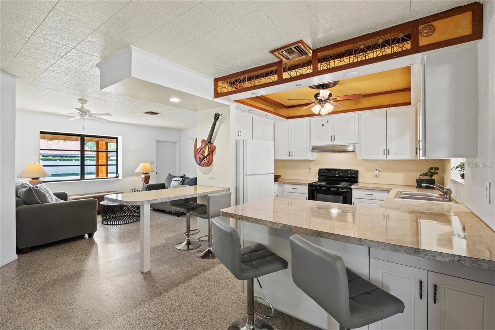 LAUREL VILLA - Residential