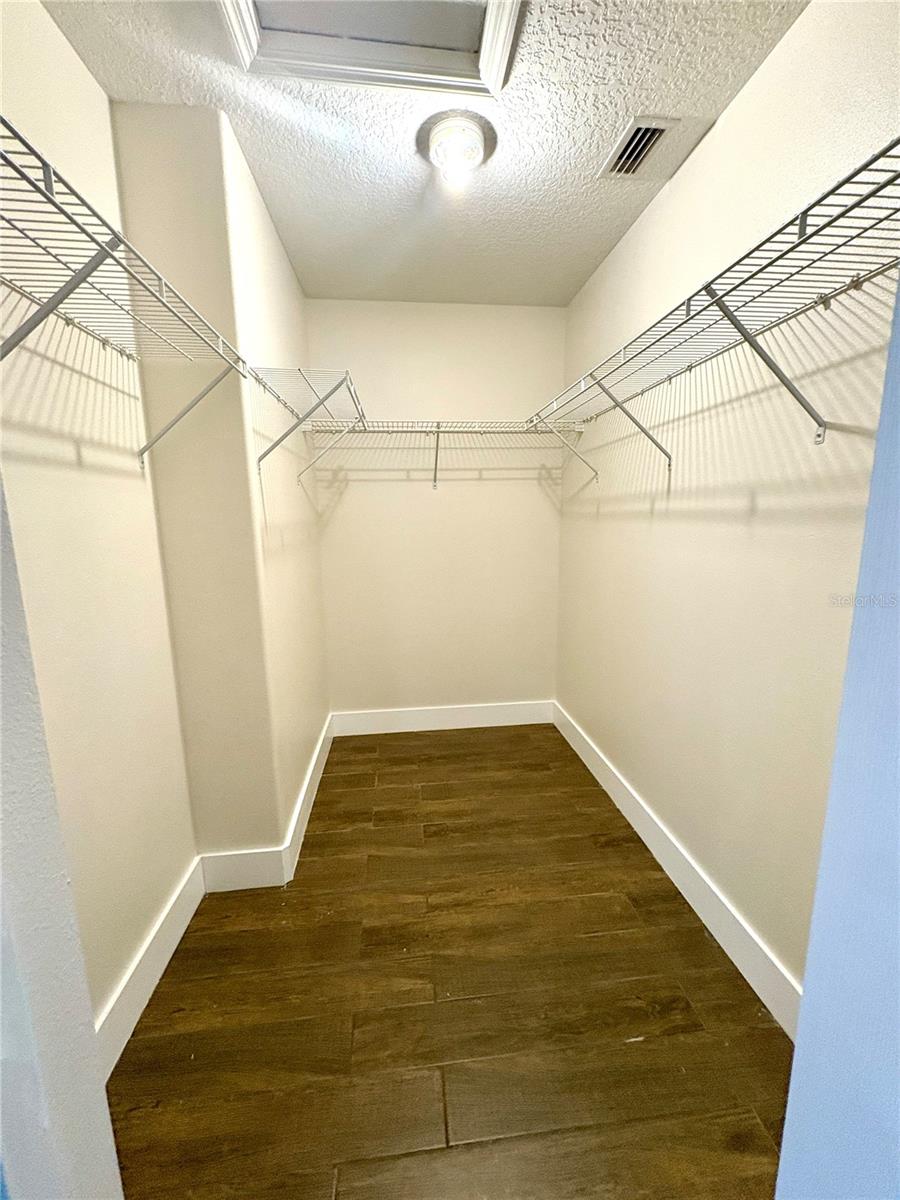 NORTH OAKS ESTATES - Residential Lease