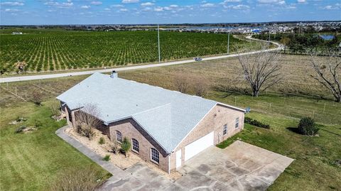 A home in LAKE ALFRED