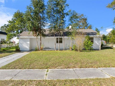 A home in LAKE WALES