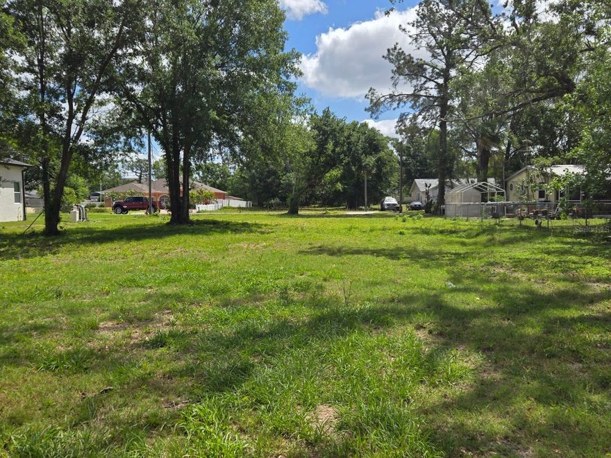 Vacant Land. en Carroldwood. Please note that the 2  sheds on the property are not included in the sale.
.