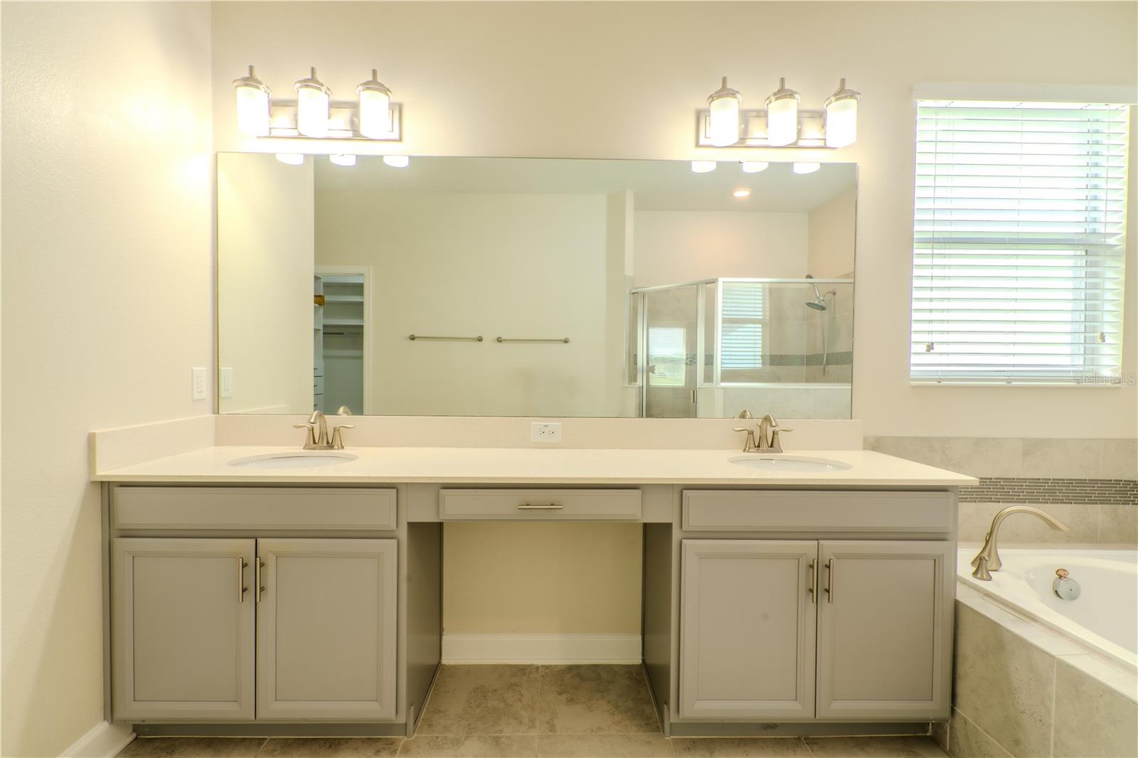 OAKS/MOSS PARK PH 4 - Residential Lease