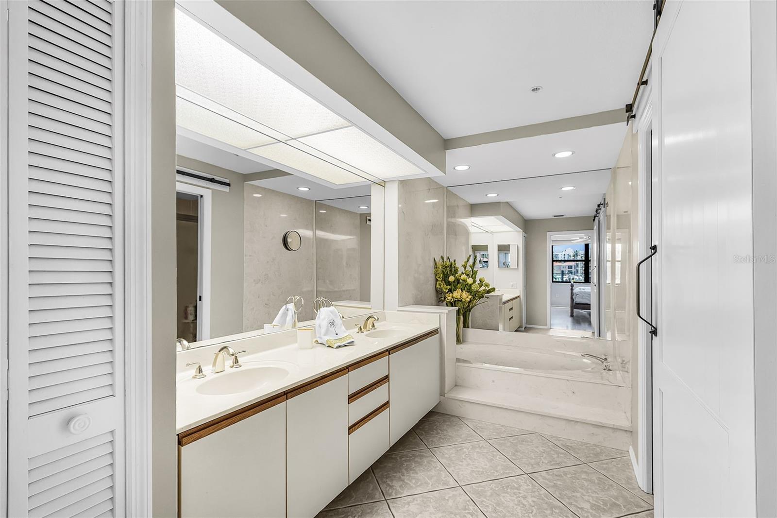 TIDES/MARINA TOWERS - Residential